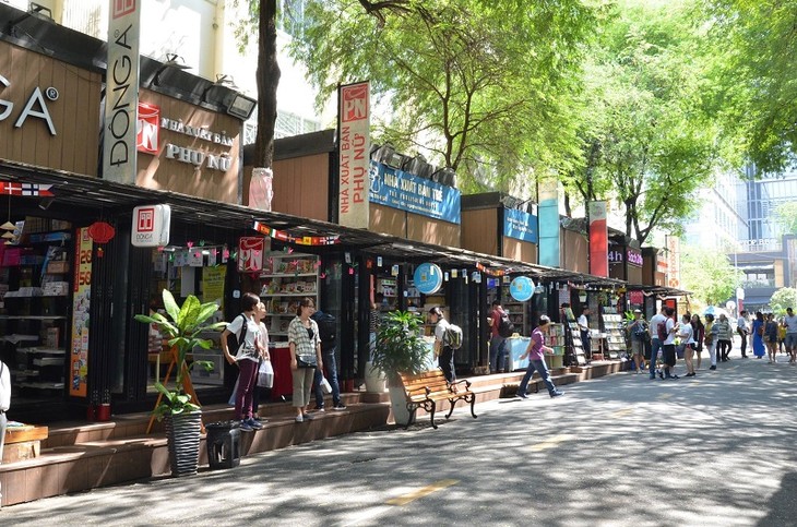 Bücherstraße in Ho-Chi-Minh-Stadt – ein gutes Beispiel für Entwicklung der Lesekultur - ảnh 1