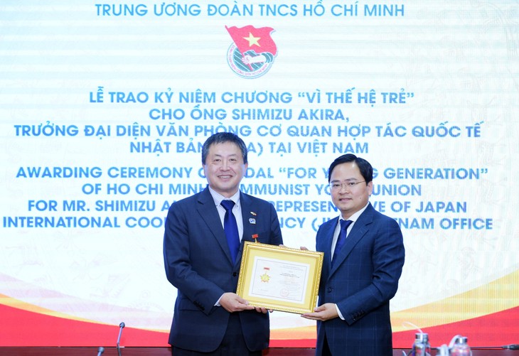 Zentraljugendverband überreicht Erinnerungsorden an Vertreter des JICA-Büros in Vietnam - ảnh 1