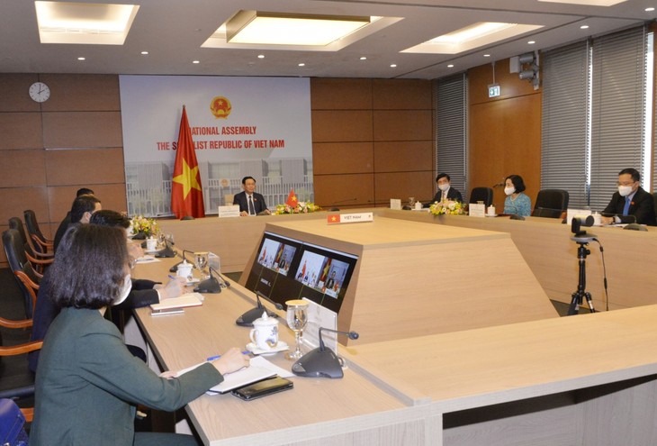 Kooperation und Erfahrungsaustausch zwischen Parlamenten Vietnams und Singapurs verstärken - ảnh 1