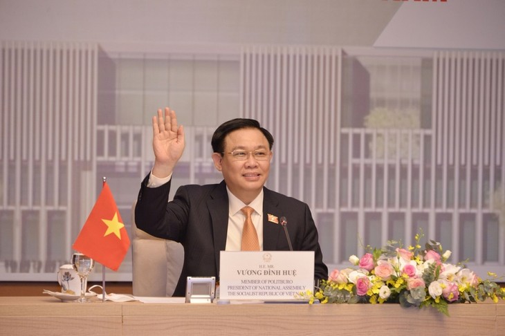 Parlamentspräsident Vuong Dinh Hue beginnt seine europäische Dienstreise - ảnh 1