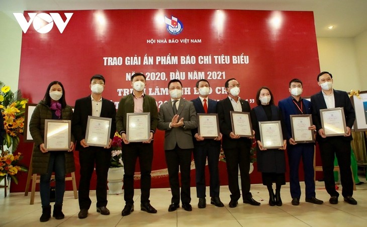 Preisverleihung für vorbildliche Presseausgaben und den Fotowettbewerb „Vietnam 2020“ - ảnh 1