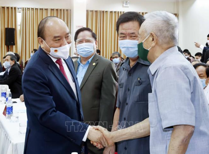 Staatspräsident trifft hochrangige Beamte im Ruhestand in Zentralvietnam - ảnh 1
