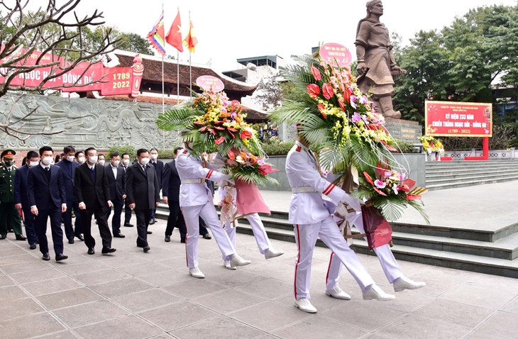 Leitung der Stadt Hanoi zündet Räucherstäbchen zum Gedenken an König Quang Trung an - ảnh 1