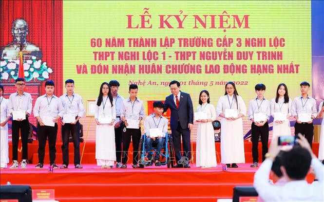 Parlamentspräsident Vuong Dinh Hue nimmt an der Feier zum 60. Gründungstag der Schule Nguyen Duy Trinh teil - ảnh 1
