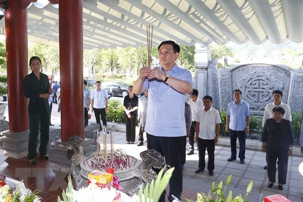Der Parlamentspräsident zündet Räucherstäbchen für gefallene Soldaten an den Gedenkstätten Dong Loc, Truong Bon an - ảnh 1
