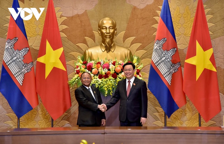 Parlamentspräsident Vuong Dinh Hue führt ein Gespräch mit seinem kambodschanischen Amtskollegen Heng Samrin - ảnh 1