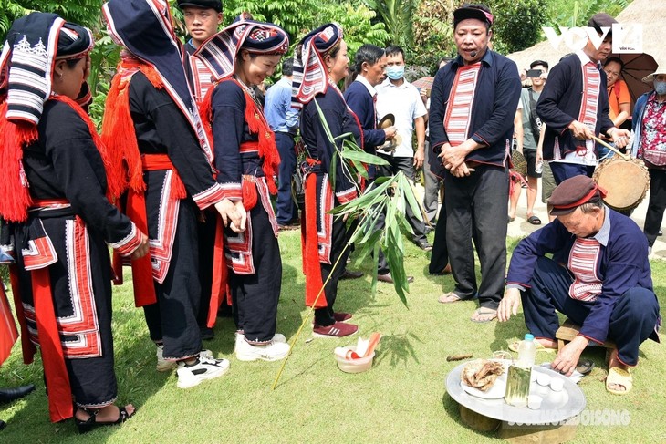 Schönheit bei der Hochzeit der Volksgruppe der Roten Dao in Tuyen Quang - ảnh 1
