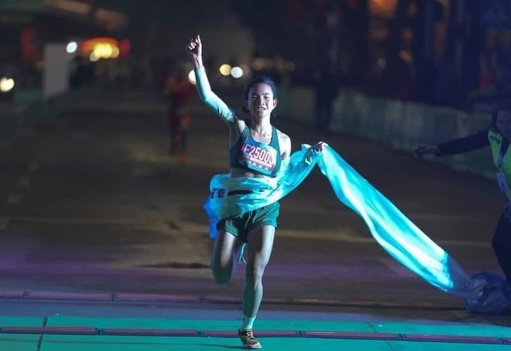 Nguyen Thi Oanh und Do Quoc Luat sind Meister des internationalen Halbmarathons in Vietnam - ảnh 1