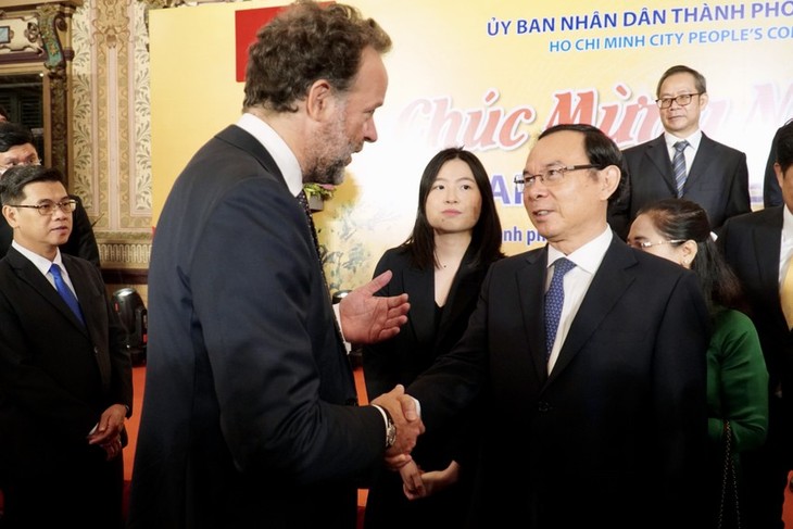 Leitung von Ho-Chi-Minh-Stadt trifft ausländische Vertretungen - ảnh 1