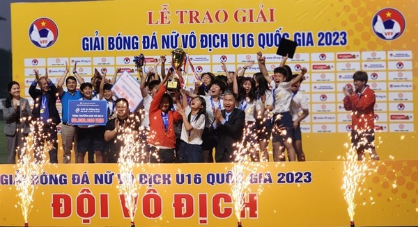 U16-Team Phong Phu Ha Nam wird Meister der U16-Fußballmeisterschaft der Frauen - ảnh 1