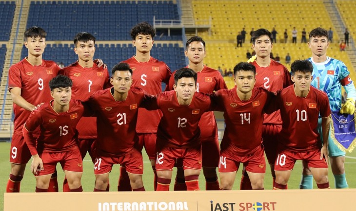 Vietnams U23-Fußballmannschaft verliert gegen Kirgisistan - ảnh 1