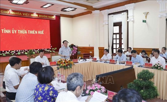 Parlamentspräsident Vuong Dinh Hue tagt mit der Leitung der Provinz Thua Thien-Hue - ảnh 1