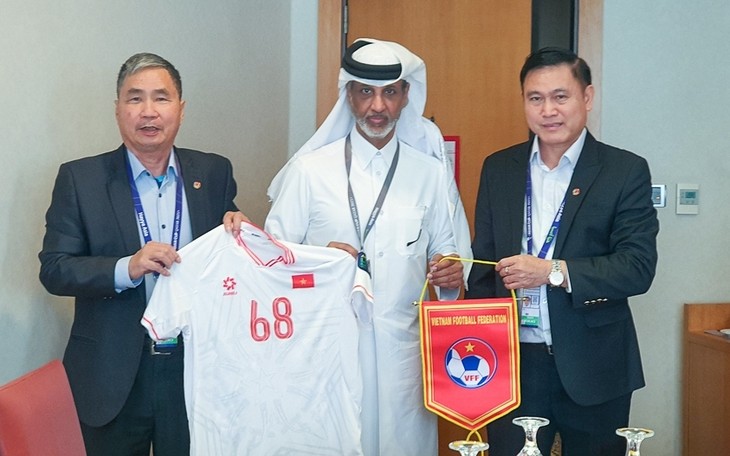 Vietnamesische Fußballnationalmannschaft von Organisatoren für den Asian Cup 2023 ermutigt - ảnh 1