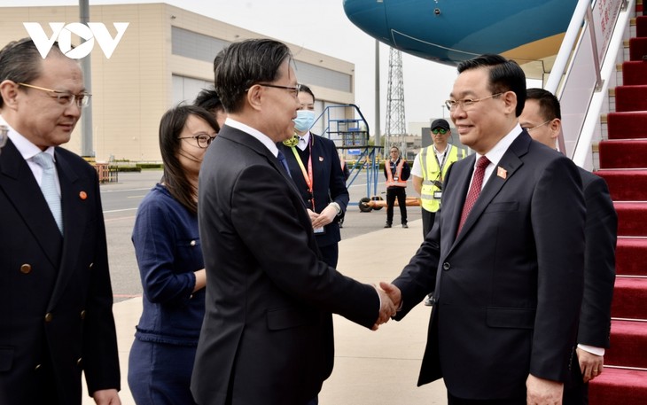 Parlamentspräsident Vuong Dinh Hue beginnt seinen China-Besuch - ảnh 1