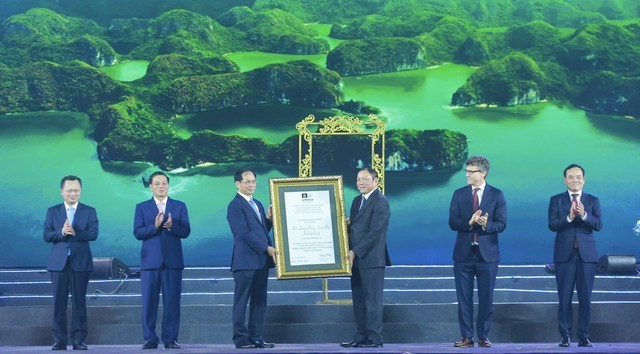Eröffnung des Festes Hoa Phuong Do und Empfang der Urkunde für Naturwelterbe von Halong-Bucht und Cat-Ba-Inseln - ảnh 1