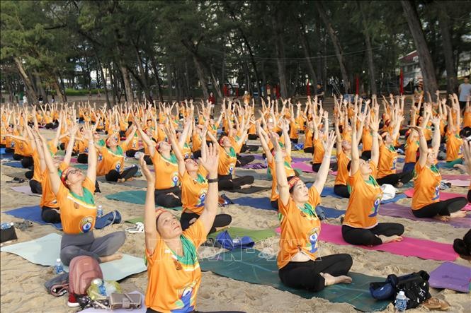 Über 600 Menschen beteiligen sich an Yogastunde zum 10. Weltyogatag in Binh Thuan  - ảnh 1