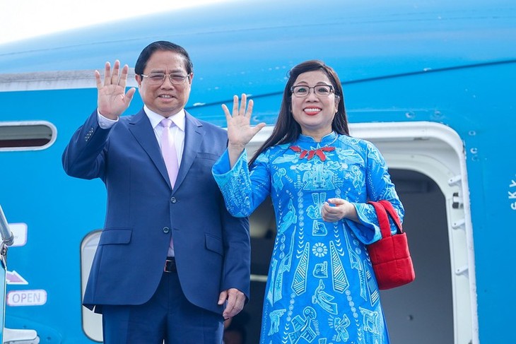Premierminister Pham Minh Chinh und seine Gattin brechen zum offiziellen Besuch nach Südkorea auf - ảnh 1
