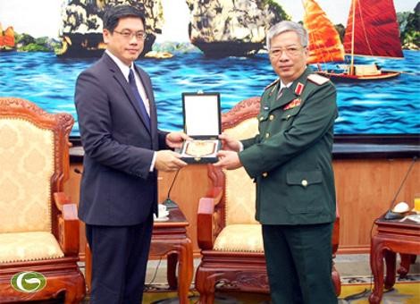 Letnan Jenderal Nguyen Chi Vinh menerima Duta Besar Luar Biasa dan Berkuasa Penuh Singapura - ảnh 1