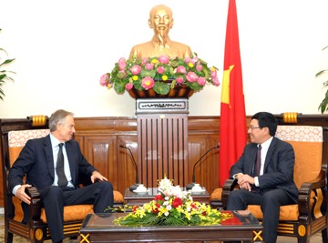 Menlu Vietnam, Pham Binh Minh menerima mantan PM Inggeris Tony Blair - ảnh 1
