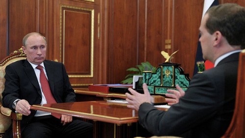 Presiden Rusia Vladimir Putin dan PM Rusia Dmitry Medvedev berbahas tentang prospek ekonomi Rusia - ảnh 1