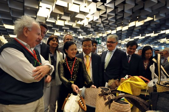 Vietnam menghadiri Pekan Raya barang-barang kerajinan tangan dan artistik internasional di  Italia - ảnh 1