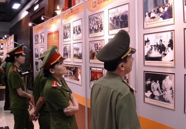 Pameran “Presiden Ho Chi Minh dengan pasukan Keamanan Publik Rakyat” - ảnh 1