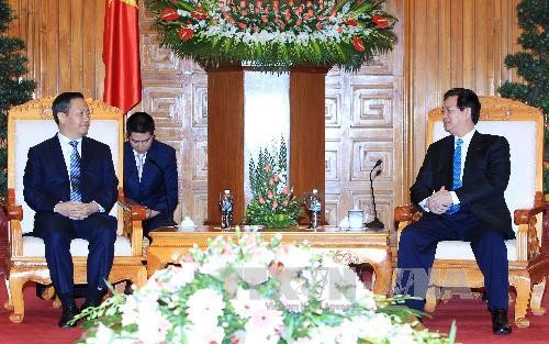 Sekretaris Komite Partai Daerah Otonomi provinsi Guangxi, Tiongkok, melakukan kunjungan di Vietnam - ảnh 1