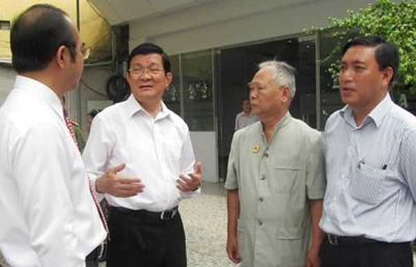 Presiden Vietnam Truong Tan Sang menerima para pemilih distrik 4 kota Ho Chi Minh - ảnh 1