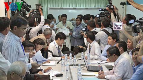 Dewan Konstitusi Kamboja terus membuka segelan dokumen-dokumen pemilu - ảnh 1