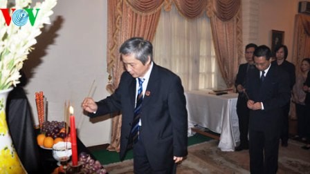 Kedutaan Besar Vietnam di banyak negara mengadakan upacara berziarah kepada Almarhum Jenderal Vo Nguyen Giap - ảnh 1