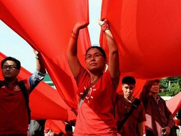  Faksi “Baju Merah” melakukan pawai untuk mendukung Pemerintah Thailand - ảnh 1