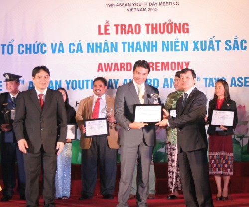 Menyampaikan penghargaan kepada berbagai organisasi dan perseorangan pemuda ASEAN yang unggul - ảnh 1