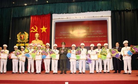 Banyak aktivitas untuk menyambut Hari Guru Vietnam (20 November) diadakan di Vietnam - ảnh 1
