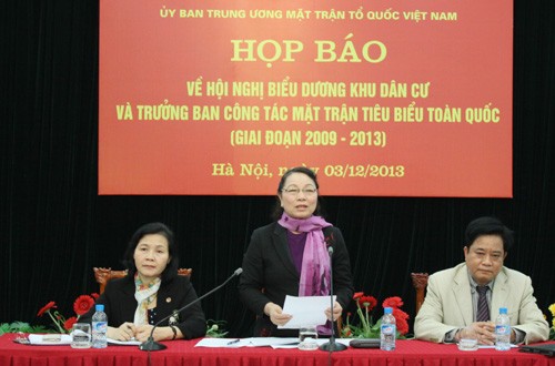 Memuliakan 162 gugus pemukiman penduduk, kepala Badan urusan Front Tanah Air Vietnam yang tipikel - ảnh 1
