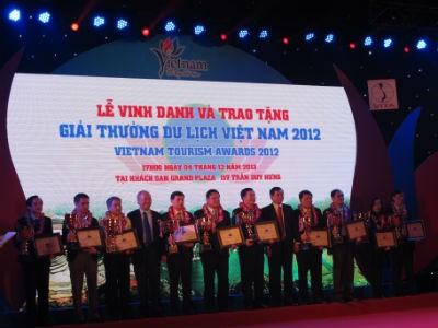 Acara pemuliaan  dan  penyampaian penghargaan wisata Vietnam 2012 - ảnh 1
