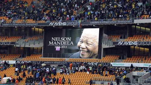 Rakyat Afrika Selatan dan sehabat internasional menghadiri upacara pemakaman Almarhum Presiden Nelson Mandela - ảnh 1