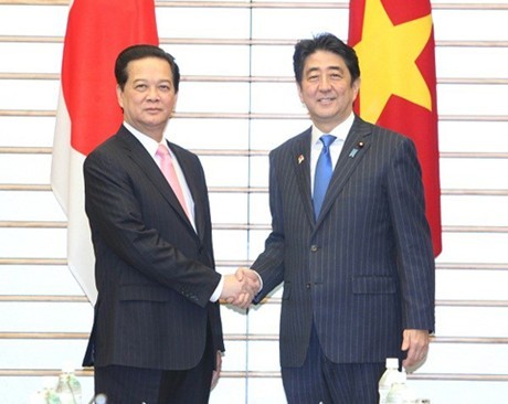 PM Vietnam, Nguyen Tan Dung melakukan pembicaran dengan PM Jepang, Shinzo Abe - ảnh 1