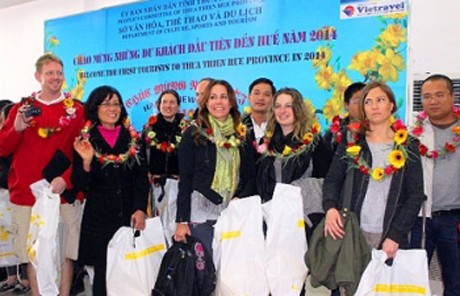 Kira-kira 3.500 wisatawan mancanegara datang di Ibukota kuno Hue pada awal tahun baru 2014 - ảnh 1