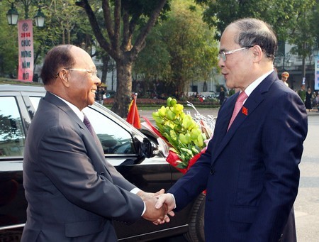 Ketua MN Vietnam, Nguyen Sinh Hung menyambut dan menerima Ketua Parlemen Kerajaan Kamboja - ảnh 1