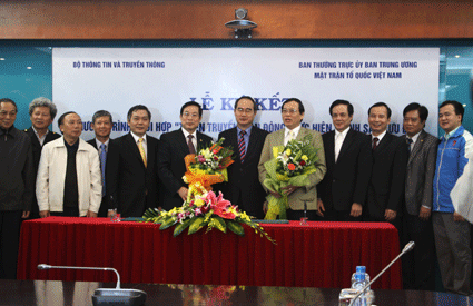 Acara penandatanganan program kerjasama antara  Pengurus Besar Front Tanah Air Vietnam dan Kementerian Informasi dan Komunikasi Vietnam - ảnh 1