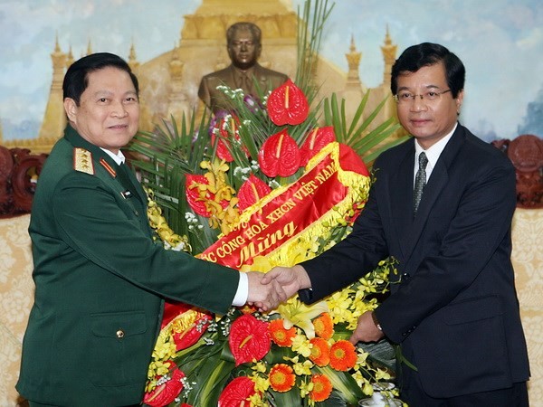 Tentara Laos berjanji bahu-membahu dengan tentara Vietnam untuk membela hubungan dua negara. - ảnh 1