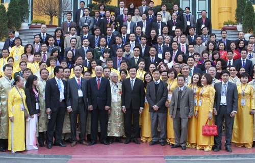 Presiden Vietnam, Truong Tan Sang melakukan pertemuan dengan badan-badan usaha kecil dan menegah - ảnh 1