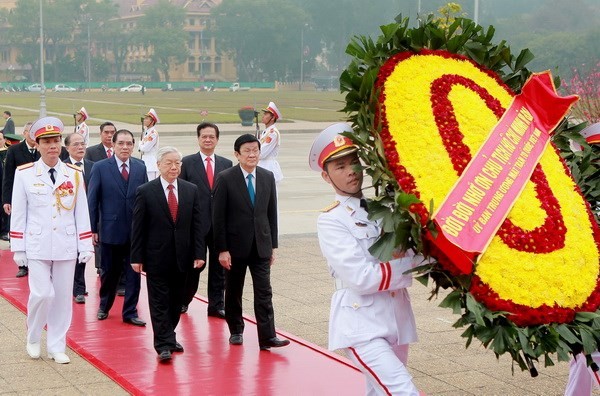 Pemimpin Partai Komunis dan Negara Vietnam berziarah kepada Mousolium Presiden Ho Chi Minh - ảnh 1