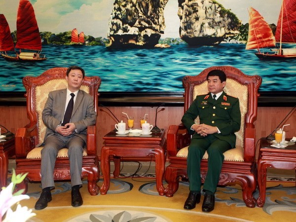 Berbahas tentang pembentukan hubungan informasi telepon rahasia langsung antara dua Kementerian Pertahanan Vietnam dan Tiongkok - ảnh 1