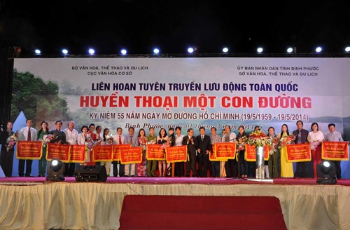 Kira-kira 300 progandis dari 13 provinsi dan kota ikut serta dalam pertunjukan sepanjang jalan Truong Son yang legendaris - ảnh 1