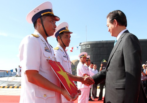 PM Nguyen Tan Dung menghadiri acara pengibaran bendera nasional di dua kapal selam Vietnam yang pertama - ảnh 1