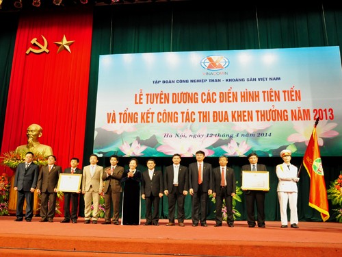 Wakil Presiden Vietnam, Nguyen Thi Doan menyampaikan gelar yang  kepada kolektif dan perseorangan cabang perbatu-baraan dan mineral - ảnh 1