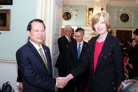 Deputi PM Vietnam, Vu Van Ninh melakukan temu kerja dengan Walikota Zona Keuangan London - ảnh 1
