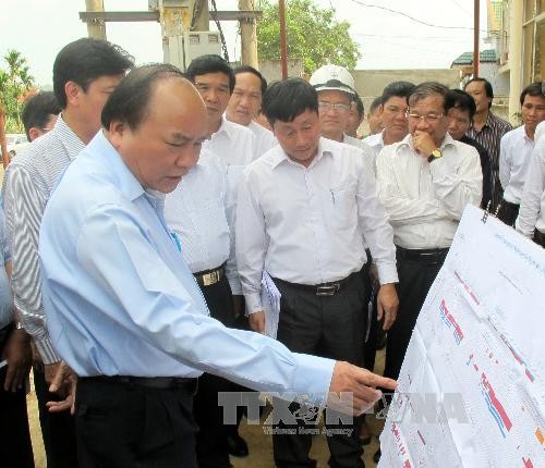 Deputi PM Vietnam, Nguyen Xuan Phuc memeriksa proyek-proyek Jalan Ho Chi Minh - ảnh 1