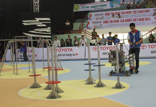 Babak final Kontes Kreasi Robocon Vietnam 2014 berlangsung di kota Nha Trang, provinsi Khanh Hoa - ảnh 1